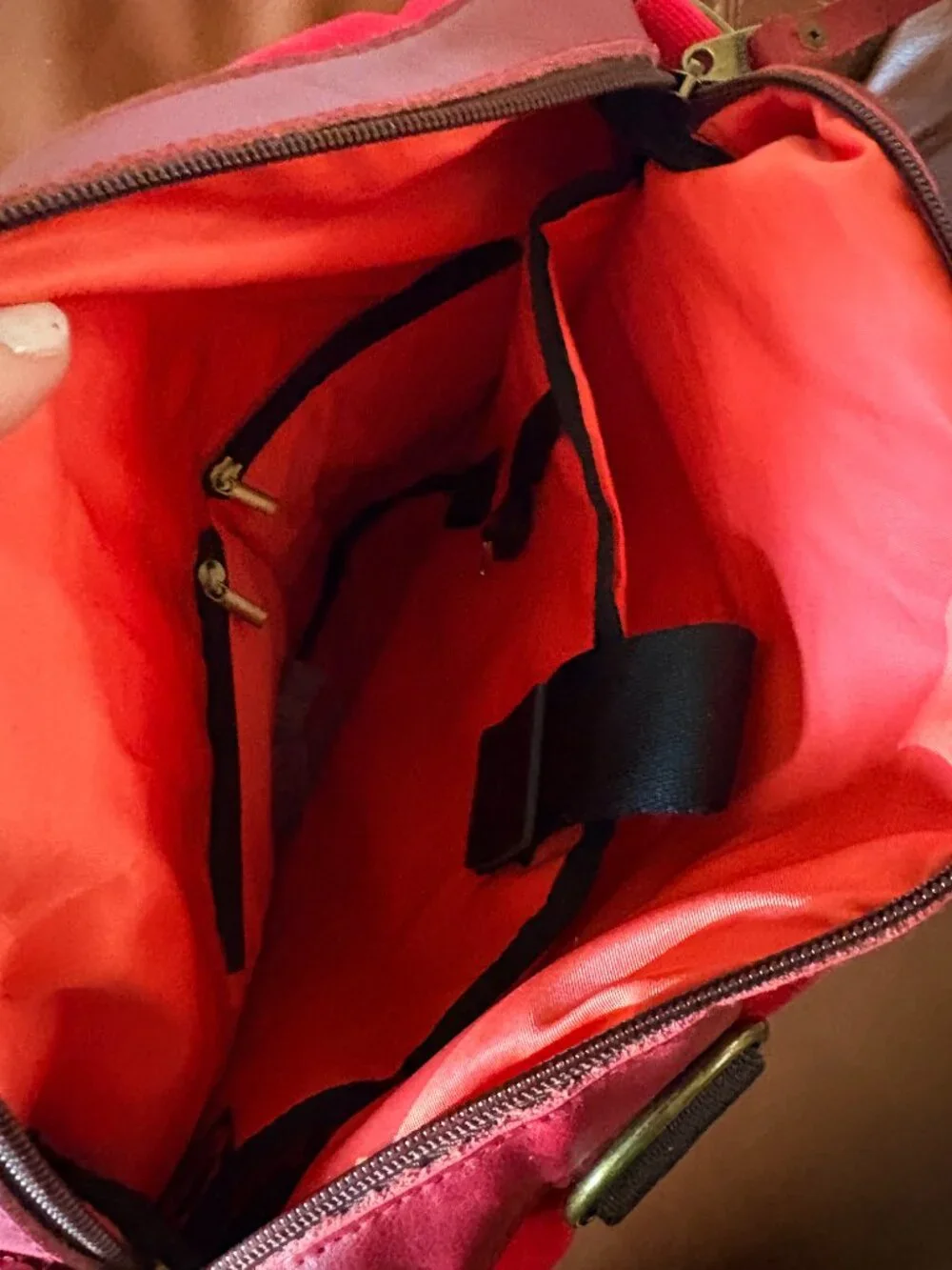 Använda Bag- NWT Convertible Backpack Bag -Red Canvas with Brown Leather